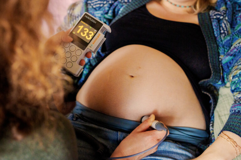 Hebamme kontrolliert die Herztöne eines Babys während der Schwangerschaft